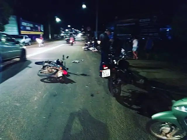 Motoqueiro bate em outro e foge do local alegando estar atrasado para dormir no semiaberto