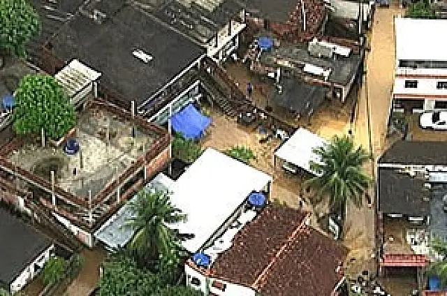 Chuva mata 1 e deixa 3 mil fora de casa no Rio