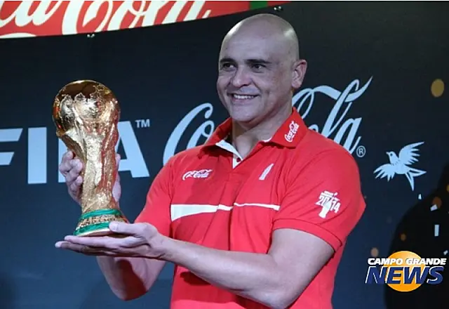 Mais de 50 pessoas esperam a abertura da exposição da taça da Copa do Mundo
