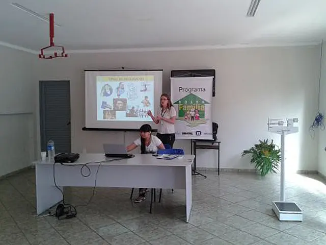 Beneficiários do Bolsa Família de Aquidauana assistem palestra de assistente social do INSS