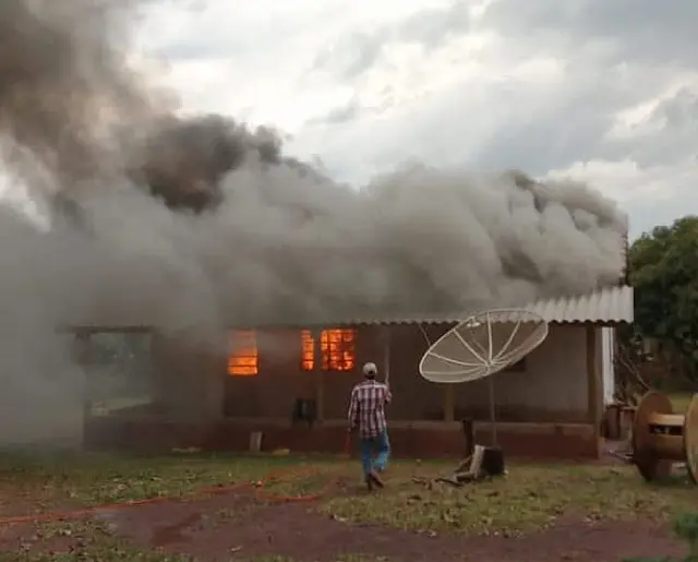 Queda de raio provoca incêndio em residência em MS