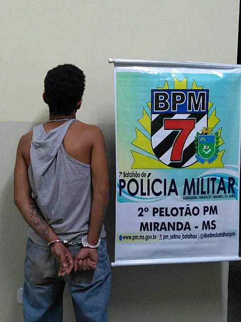 Homem tenta matar outro com facada no pescoço e acaba preso em flagrante