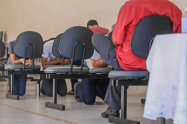 Nos finais de semana, igrejas e templos podem funcionar até às 20 horas