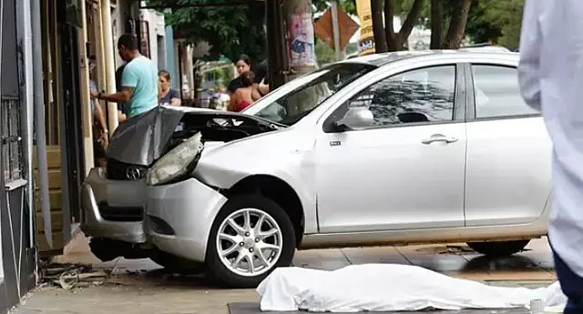 Idoso tem mal súbito ao volante e morre ao bater carro em barbearia