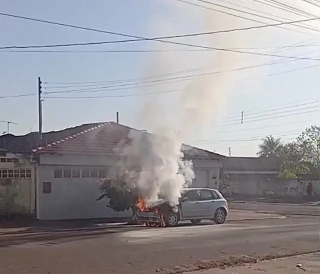 Carro pega fogo em frente à policlínica de Ladário; ninguém ficou ferido