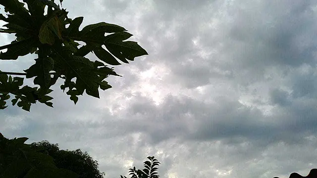 Segunda-feira com céu nublado, mas sem previsão de chuvas