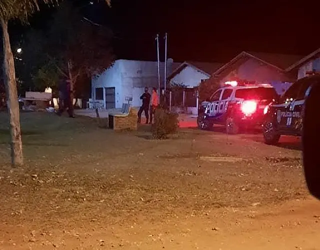 Jovem é assassinado com vários tiros em banco de praça