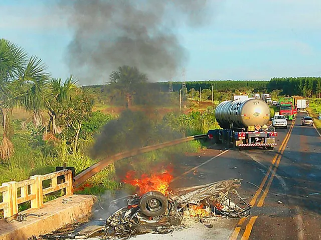 Estudante morre carbonizado em acidente na BR-262