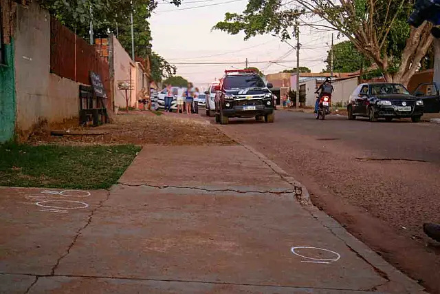 Jardineiro fica com vísceras expostas após ser esfaqueado