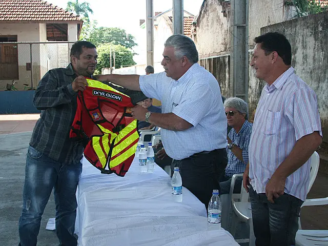 Prefeitura de Aquidauana entrega coletes a mototaxistas