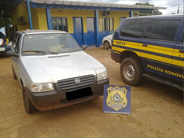 Jovens em carro roubado são presos na BR-463
