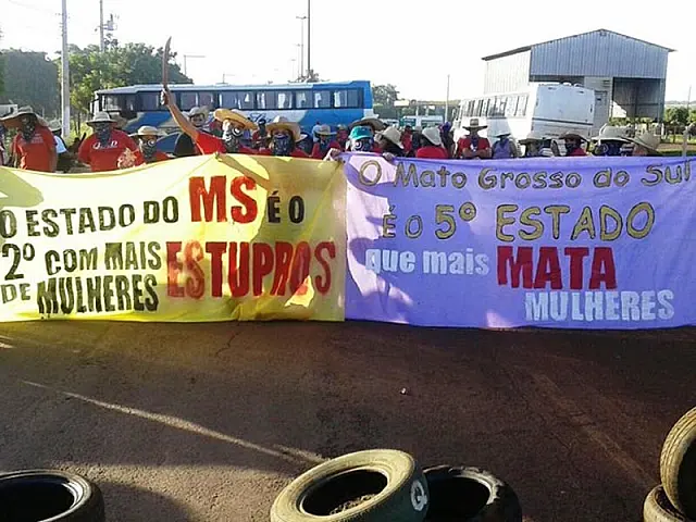 Protesto de mulheres do MST fecha rodovia em Mato Grosso do Sul