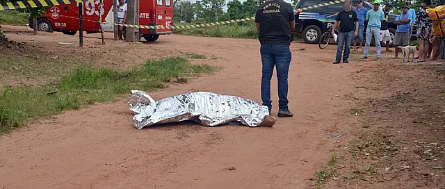 Mulher de 31 anos é assassinada a facada no pescoço em plena luz do dia