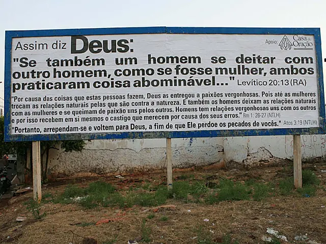 Grupos gays ameaçam entrar na Justiça contra outdoor de evangélicos