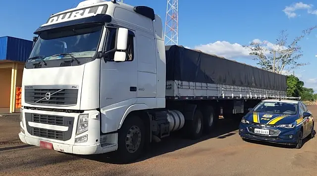 Carreta roubada com motorista vítima de sequestro é recuperada em MS