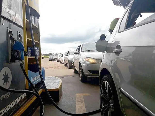 Com gasolina a R$ 2,65, brasileiros vão até o Paraguai para abastecer em forma de protesto