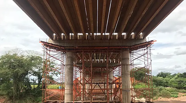 Ponte de concreto para substituir a que caiu em Guia Lopes da Laguna está 91% concluída