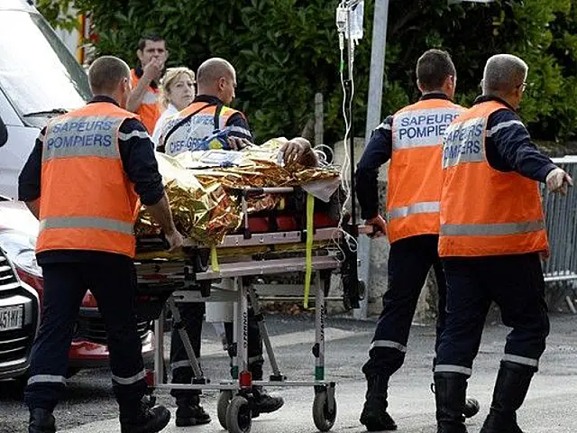Acidente com ônibus e caminhão mata dezenas na França