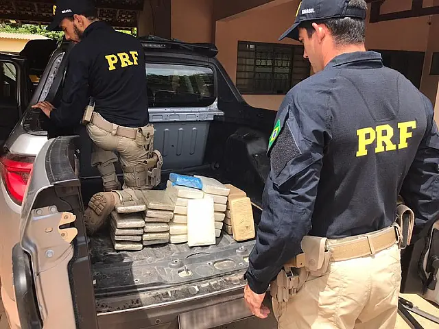 PRF apreende carro com 20 kg de pasta-base e 10 kg de skunk em Anastácio