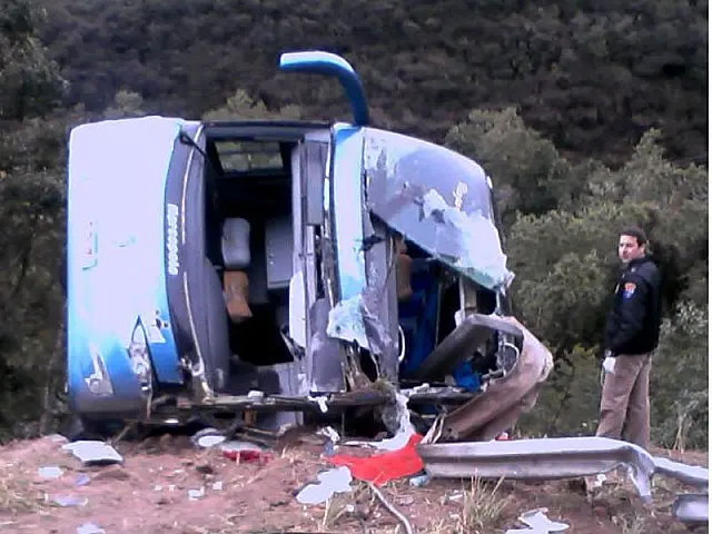 Acidente de ônibus mata 10 e fere 42, diz polícia