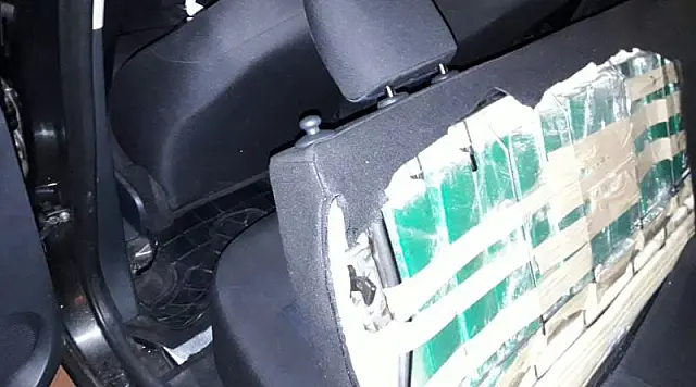 PRF apreende 56kg de maconha ocultada no assoalho e no banco de veículo