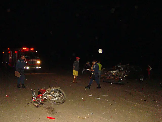 Grave acidente entre carro e moto deixa três feridos