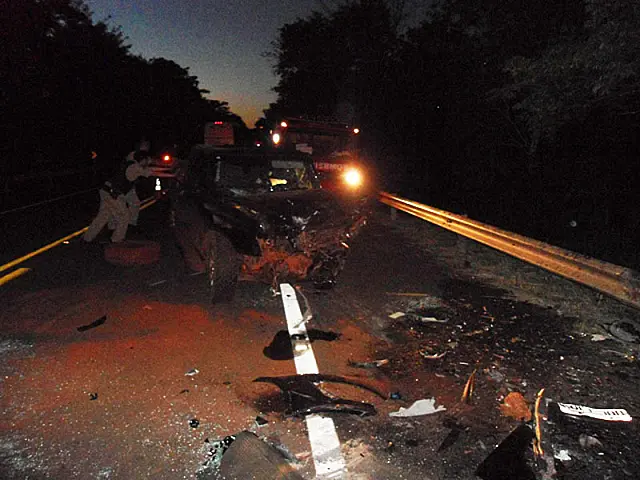 Acidente entre dois veículos deixa cinco feridos na BR-262