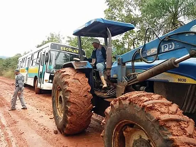 Enquanto asfalto não chega, moradores de Piraputanga enfrentam atoleiro