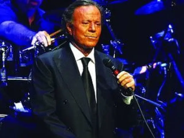 Julio Iglesias faz show dia 21 em Campo Grande