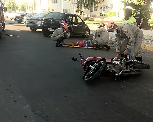 Após acidente, condutor foge e deixa motociclista caído em Corumbá