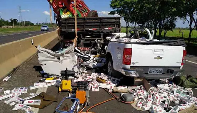 Motorista fica em estado grave ao fugir da PRF, furar bloqueio e bater em caminhão