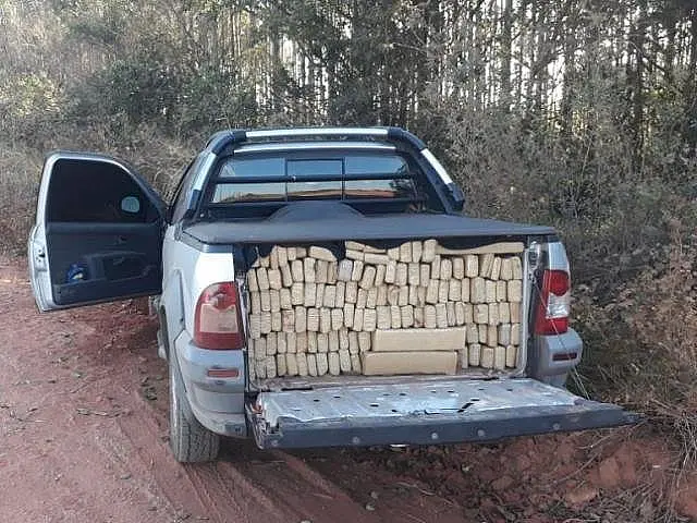 Suspeito de abandonar carro com 1 tonelada de maconha é preso pedindo carona