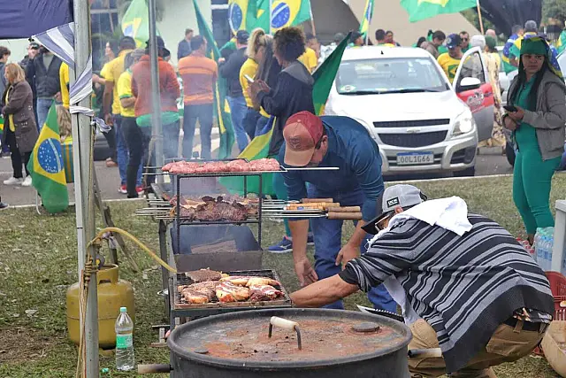 Em Campo Grande, manifestantes alugam tendas, banheiros químicos e fazem churrasco na frente do CMO