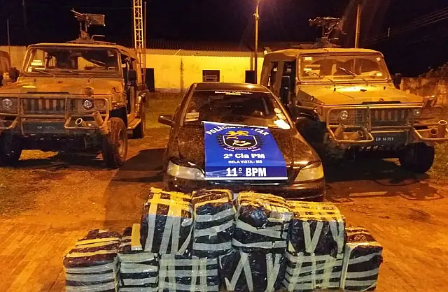 Condutor foge de blitz, abandona veículo com 301kg de maconha em Bela Vista