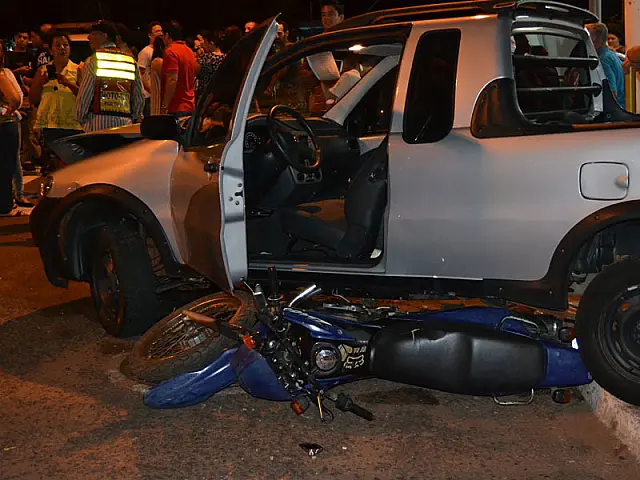 Acidente envolve três veículos em rotatória no Bairro Alto