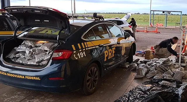 Carro roubado é apreendido com 197 kg de entorpecentes