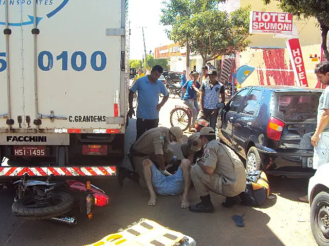 Anastácio: motociclista fica ferido após colidir com caminhão