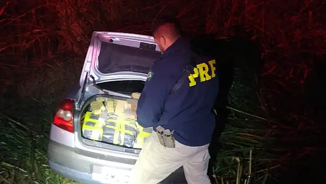 PRF apreende 174 kg de maconha em carro abandonado por motorista