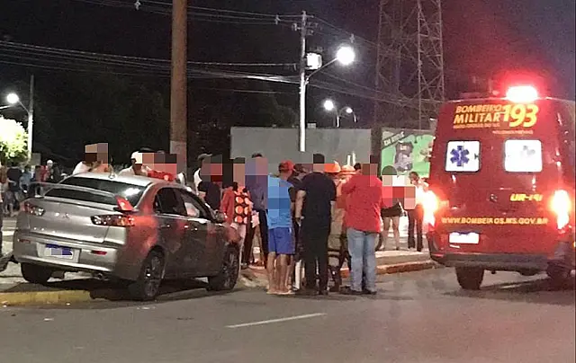 Lancer invade canteiro central da Avenida Pantaneta em acidente na madrugada