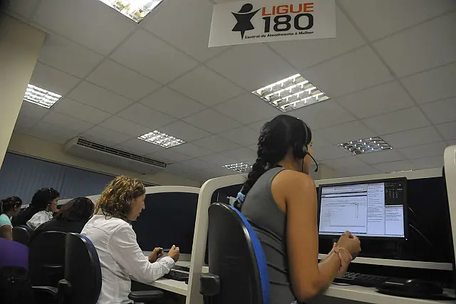 Disque 100 e Ligue 180 receberão treinamento para atender casos relacionados a suicídio