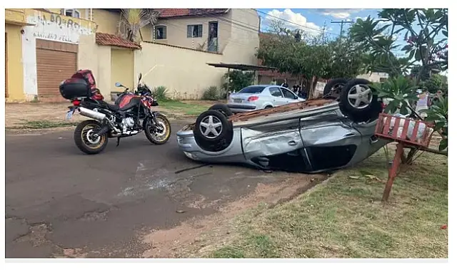 Carro capota após batida em cruzamento de MS