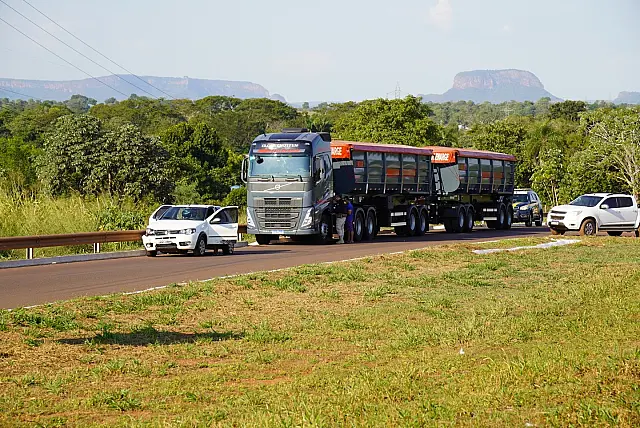 Colisão entre Palio e Carreta causa lentidão na BR-262
