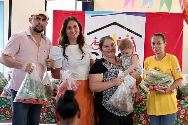 Anastácio entrega kits de hortaliças a famílias atendidas pelo CRAS