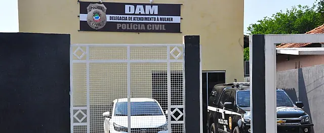 Homem é preso por tentar matar esposa com golpes de chaira na cabeça