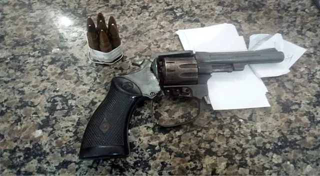 Adolescentes matam cachorro, agridem vítima com ‘pé de cabra’ e ameaçam com arma