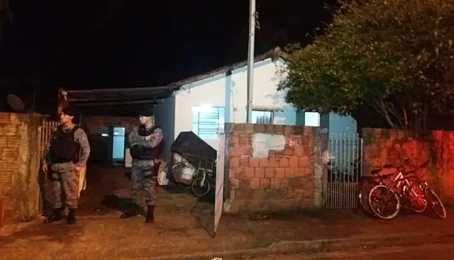 Jovem é morto por dupla de moto com tiro nas costas em frente de residência