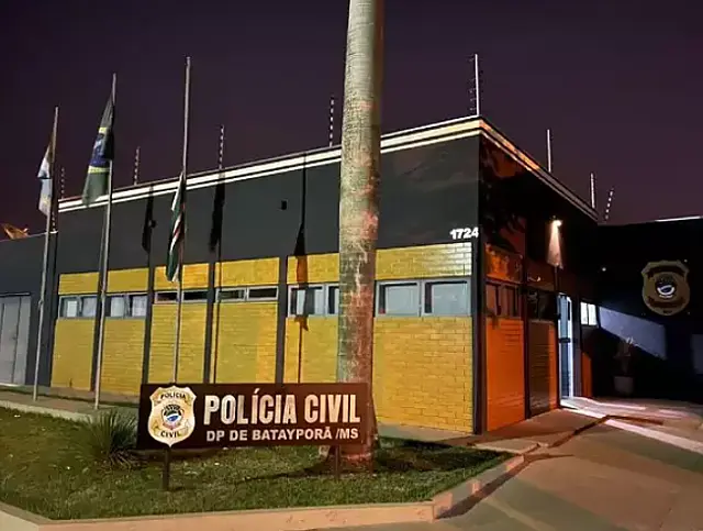 Jovem é encontrado caído na rua com marcas de facada no tórax e pescoço