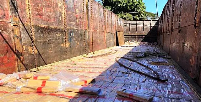 Cães farejadores encontram grande quantidade de maconha em fundo falso de carreta