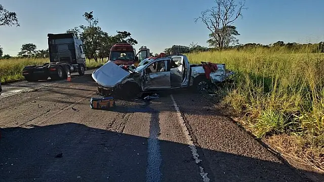 Caminhonete fica destruída em acidente com caminhão na BR-267, em Nova Andradina
