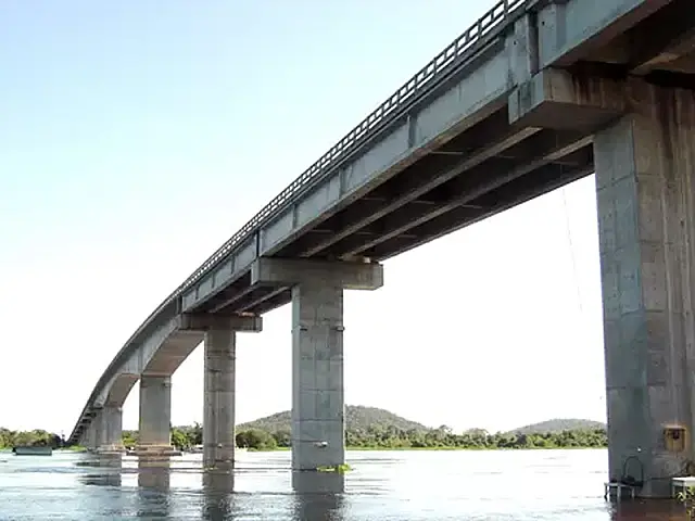 Puccinelli decreta situação de emergência na ponte da BR-262 atingida por embarcação
